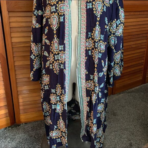 NEW! PLUS Size Paisley Print Slit Sleeve Kimono with Knot Detail - Picture 2 of 3